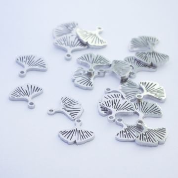 Mini zawieszka ze stali chirurgicznej liść miłorzębu w kolorze srebrnym 6mm