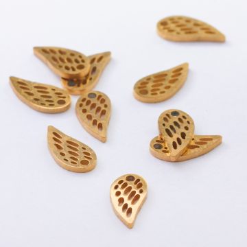 Mini zawieszka ze stali chirurgicznej skrzydełko w kolorze złotym 7,5mm