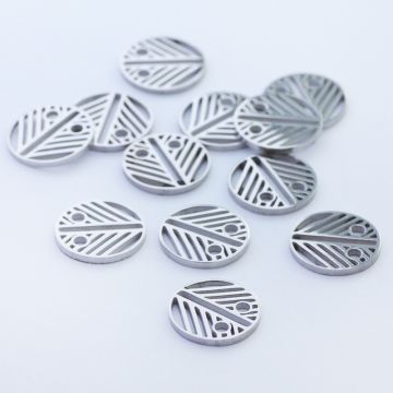 Mini zawieszka ze stali chirurgicznej celebrytka kółko wycinane w kolorze srebrnym 8,5mm