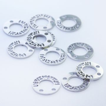 Mini zawieszka ze stali chirurgicznej celebrytka kółko wycinane w kolorze srebrnym 9,8mm