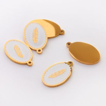 Zawieszka emaliowana owal ze stali chirurgicznej w kolorze złotym piórko białe 17,7mm