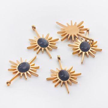 Zawieszka ze stali chirurgicznej słońce z onyksem w kolorze złotym 30mm