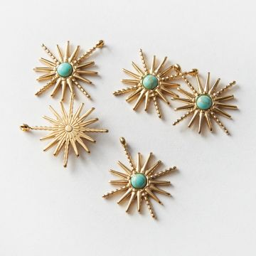 Zawieszka ze stali chirurgicznej słoneczko z magnezytem w kolorze złotym 25x21,5mm PVD