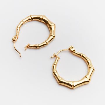 Kolczyki ze stali chirurgicznej ozdobne kółko z klepsydrami w kolorze złotym 23mm PVD