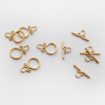 Zapięcie toggle ze stali chirurgicznej z zawijasami w kolorze złotym 15mm PVD Zapięcie toggle ze stali chirurgicznej z zawijasami w kolorze złotym 15mm PVD