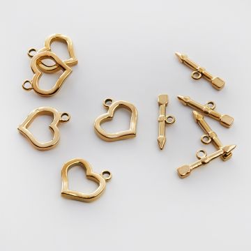Zapięcie toggle ze stali chirurgicznej serce ze strzałą w kolorze złotym 18x15mm PVD