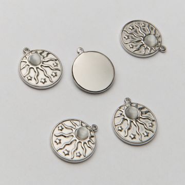 Zawieszka ze stali chirurgicznej słońce z białym kocim okiem w kolorze srebrnym 15mm