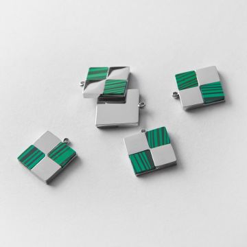 Zawieszka ze stali chirurgicznej szachownica z malachitem w kolorze srebrnym 14x12mm