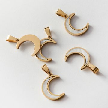 Zawieszka ze stali chirurgicznej księżyc z masą perłową w kolorze złotym 18x13mm PVD