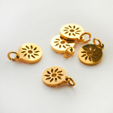 Mini zawieszka ze stali chirurgicznej słoneczko w kółku w kolorze złotym 8mm PVD