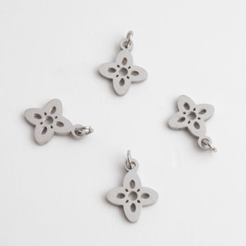 Mini zawieszka ze stali chirurgicznej kwiatek wycięty w kolorze srebrnym 10mm