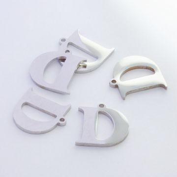 Zawieszka ze stali szlachetnej literka D w kolorze srebrnym 12,6mm