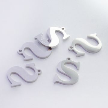 Zawieszka ze stali szlachetnej literka S w kolorze srebrnym 13,4mm