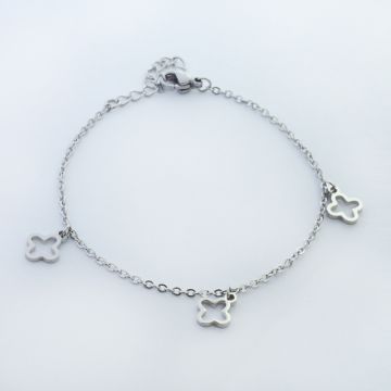 Bransoletka ze stali chirurgicznej z trzema zawieszkami kwiatami w kolorze srebrnym 19,5cm Bransoletka ze stali chirurgicznej z trzema zawieszkami kwiatami w kolorze srebrnym 19,5cm