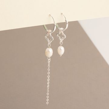 Asymetryczne kolczyki z perłą