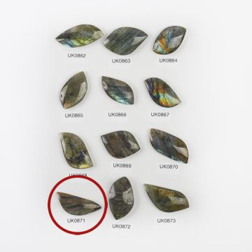 Labradoryt kaboszon nieregularny 40mm