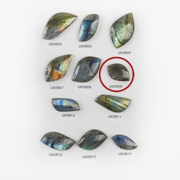 Labradoryt kaboszon nieregularny 30mm