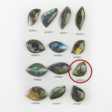 Labradoryt kaboszon nieregularny 32mm Labradoryt kaboszon nieregularny 32mm