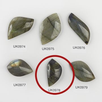 Labradoryt kaboszon nieregularny 35,5mm
