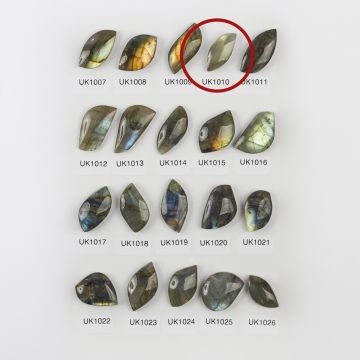Labradoryt kaboszon nieregularny 26,5mm Labradoryt kaboszon nieregularny 26,5mm