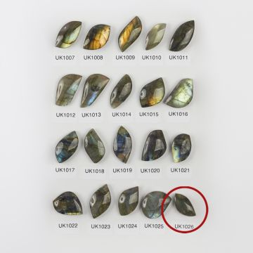 Labradoryt kaboszon nieregularny 23,5mm