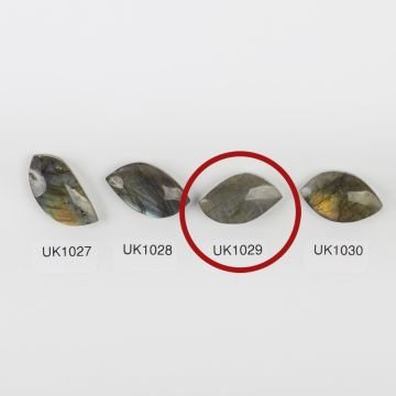 Labradoryt kaboszon nieregularny 26mm Labradoryt kaboszon nieregularny 26mm