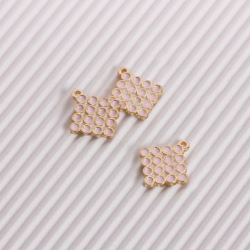 Zawieszka emaliowana kwadrat w kółeczka różowy 15mm