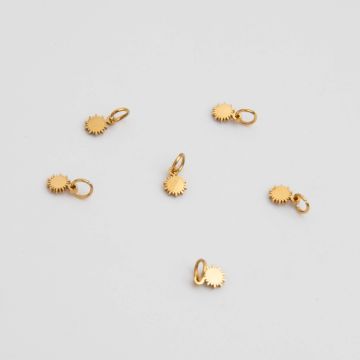 Mini zawieszka ze stali chirurgicznej słoneczko w kolorze złotym 5,5mm