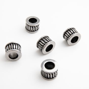 Koralik do męskich bransoletek oponka w prążki ze stali chirurgicznej w kolorze srebrnym 9,5x7mm