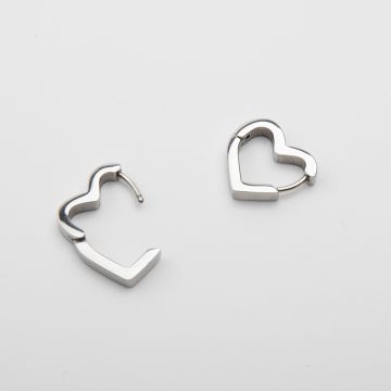 Kolczyki kajdanki ze stali chirurgicznej trójkąty serca w kolorze srebrnym 15,5x15mm