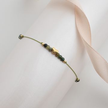 Bransoletka ze szmaragdem na zielonej nici z pozłacanym serduszkiem