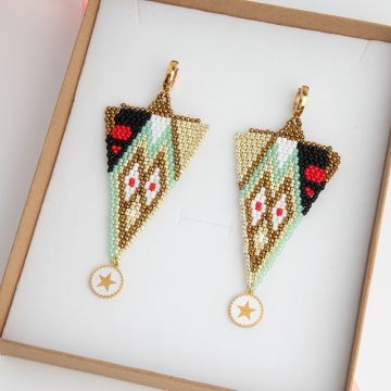 Kolczyki z koralików Toho z zawieszką z emalią i elementami stali chirurgicznej