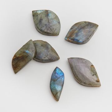 Labradoryt kaboszon nieregularny 3-6mm