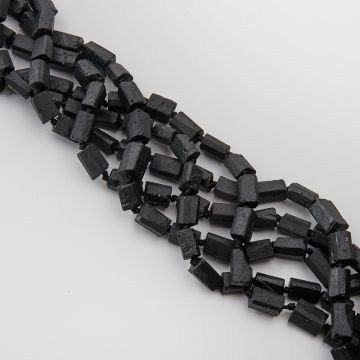 Czarny turmalin słupek nieregularny 11-16mm - na sznurze
