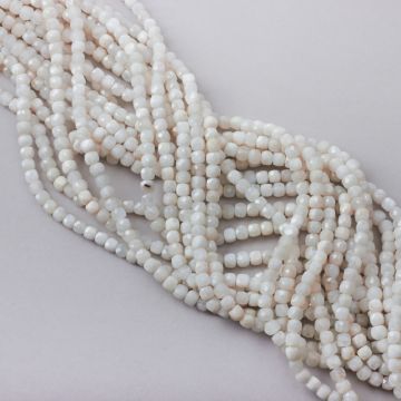 Kamień księżycowy kostka fasetowana 4mm