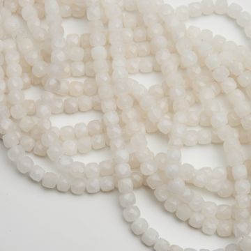 Jadeit biały kostka fasetowana 7mm