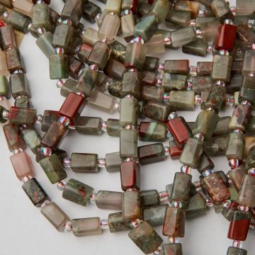 Jaspis krwisty słupek ciosany 12x8mm