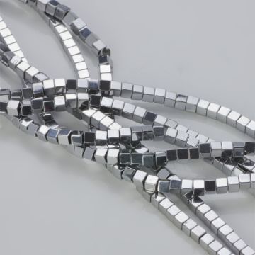 Hematyt kostka light silver 3mm - na sznurze
