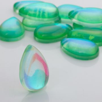 Kaboszon ze szkła kryształowego łezka zielona 30x20mm