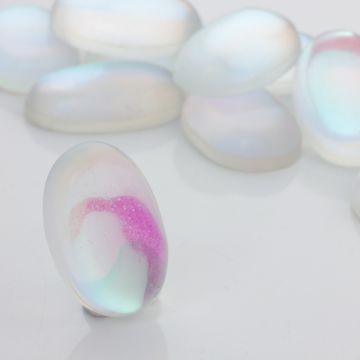 Kaboszon ze szkła kryształowego owal opalizujący biały 35x25mm