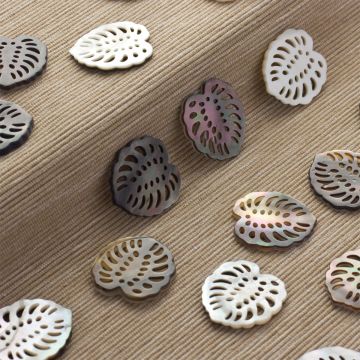 Masa perłowa liść monstery czarna 26x24mm