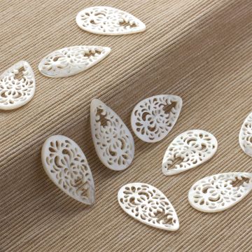 Masa perłowa łezka rzeźbiona  35x20mm