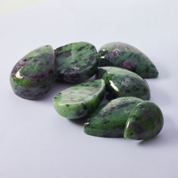 Zoisyt z rubinem zawieszka łezka 25-50 mm