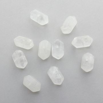 Kryształ górski mleczny zawieszka grot 12mm