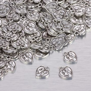 Zawieszka serce w kolorze ciemnego srebra z zakochaną parą 15.5x13mm Zawieszka serce w kolorze ciemnego srebra z zakochaną parą 15.5x13mm