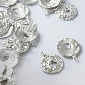 Zawieszka metalowa koło nieregularne 28mm