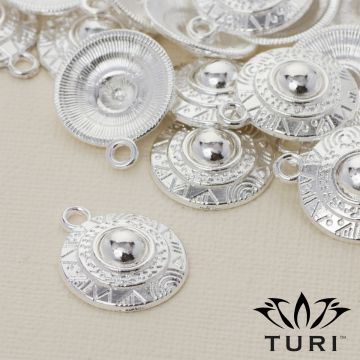 Zawieszka tarcza ze wzorkami w srebrnym kolorze 18mm