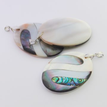 Zawieszka z muszli owal w fale 52x39mm