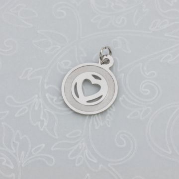 Zawieszka okrągła wycinane serce stal chirurgiczna z kółeczkiem w kolorze srebrnym 13mm Zawieszka okrągła wycinane serce stal chirurgiczna z kółeczkiem w kolorze srebrnym 13mm