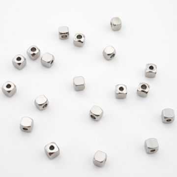 Koralik ze stali chirurgicznej kostka ścięta w kolorze srebrnym 4x4mm